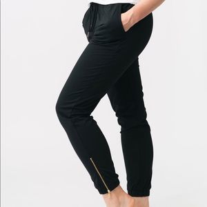 Zyia Black Peak Zipper Jogger size medium